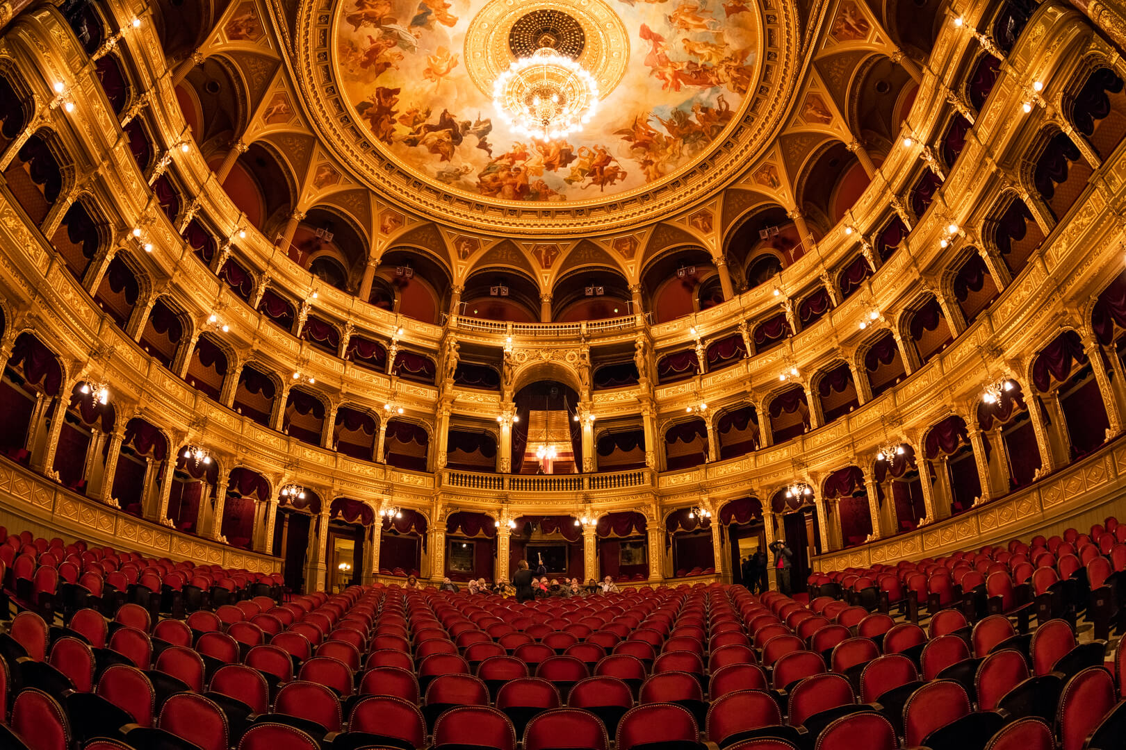 Intérieur de l'Opéra royal d'État hongrois, considéré comme l'un des chefs-d'œuvre de l'architecte et doté de la troisième meilleure acoustique d'Europe.