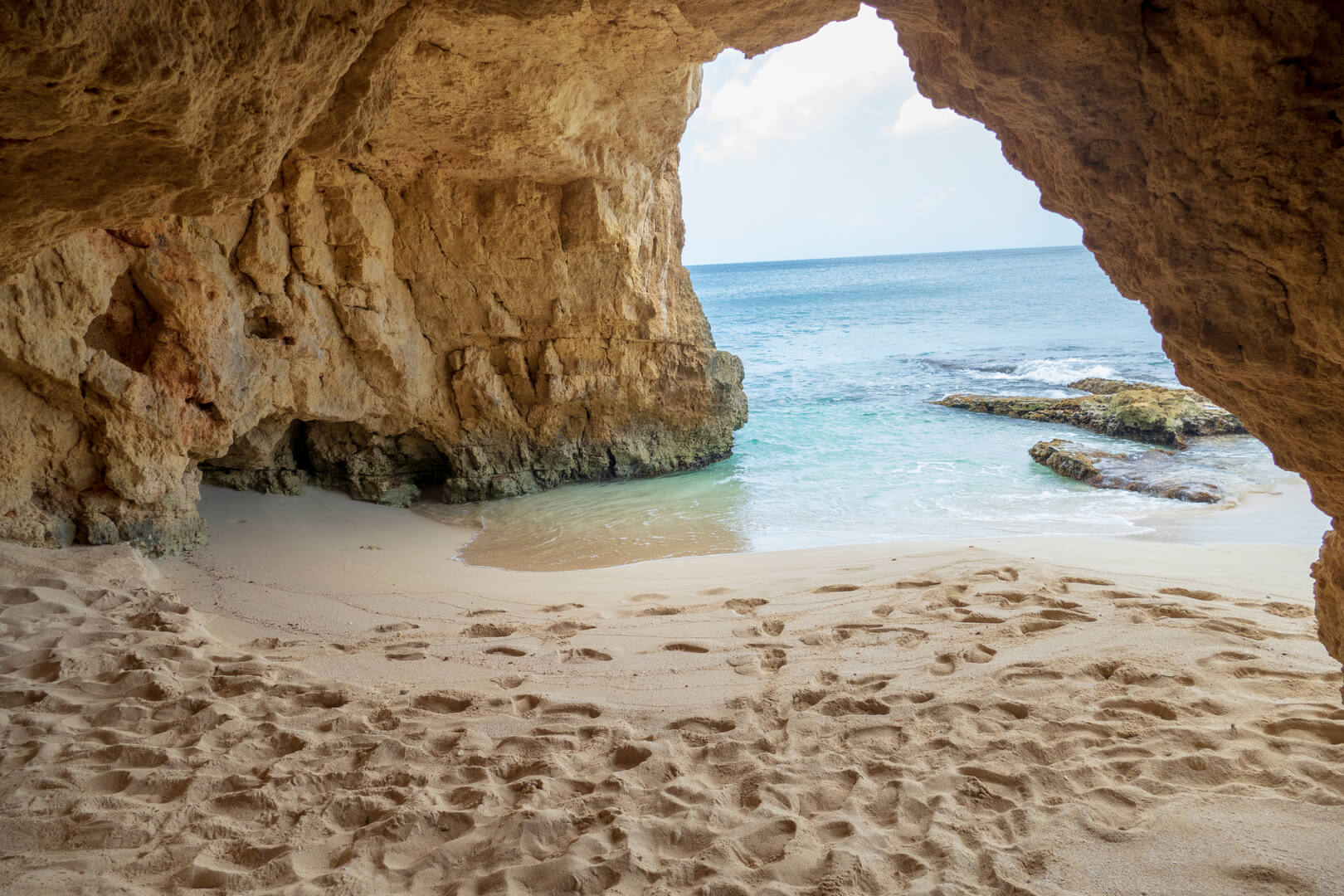 Les grottes naturelles de la plage de Cupecoy sur la magnifique île de St.Maarten/St.Martin.
