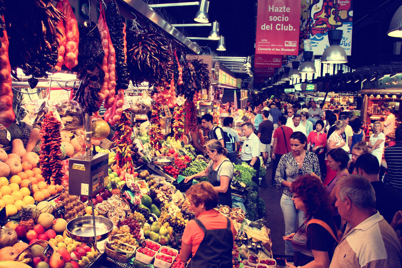 Des touristes visitent le célèbre marché de La Boqueria à Barcelone. C'est l'un des plus anciens marchés d'Europe qui existe encore.