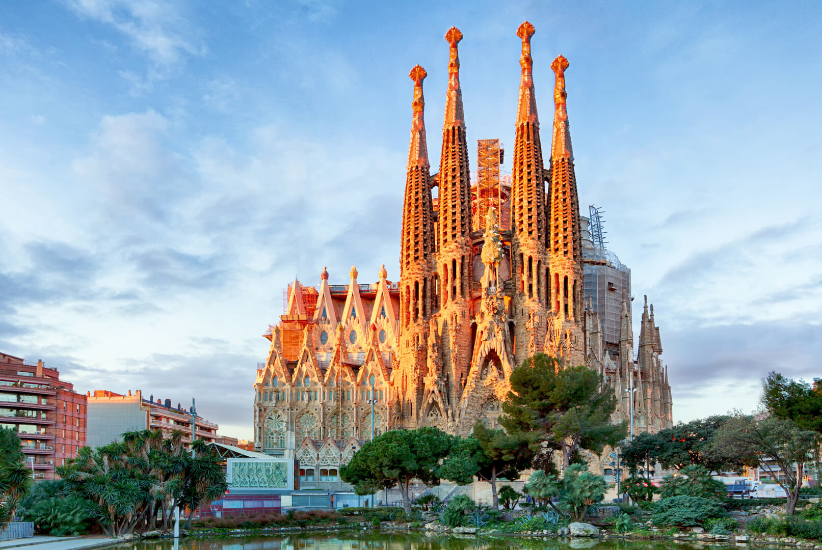 La Sagrada Familia - l'impressionnante cathédrale conçue par Gaudi, qui est en cours de construction depuis le 19 mars 1882 et n'est pas encore terminée. 