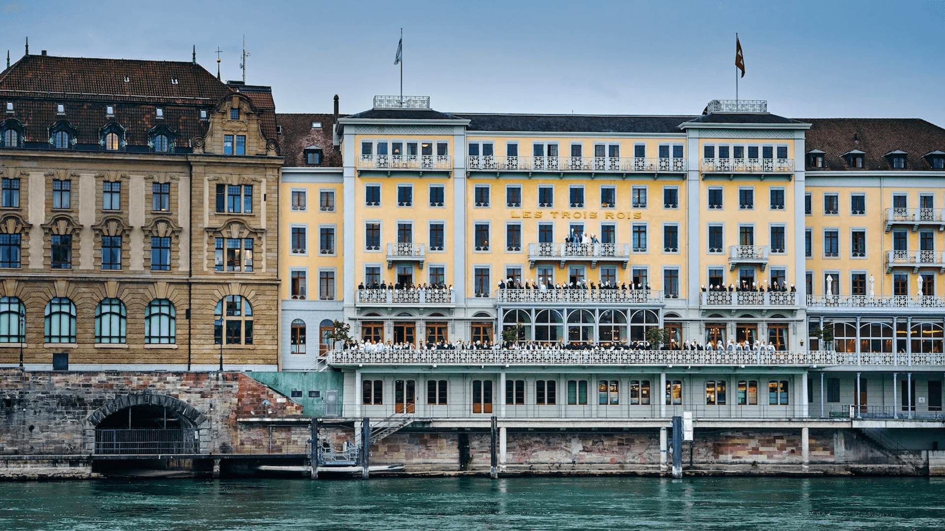 Hôtel Les Trois Rois avec son beau balcon donnant sur le Rhin