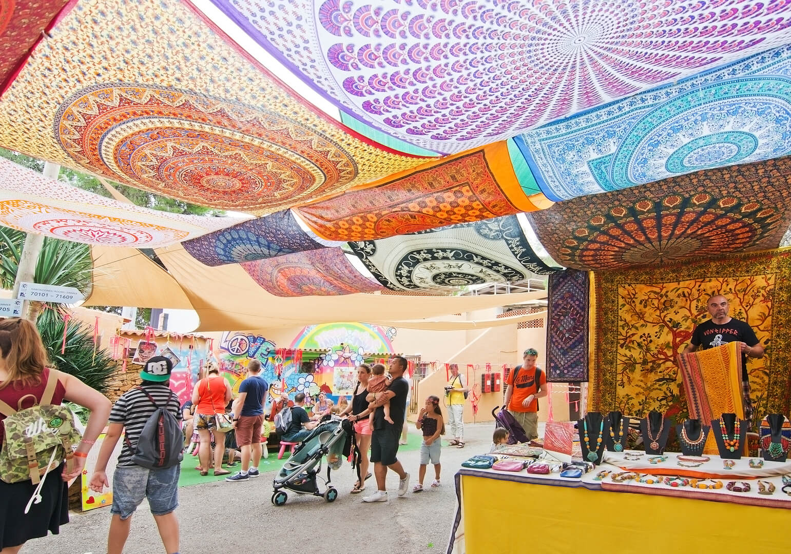 Des personnes et des vendeurs du Hippy Market le 26 octobre 2016 à Es Canar, Ibiza, îles Baléares, Espagne.