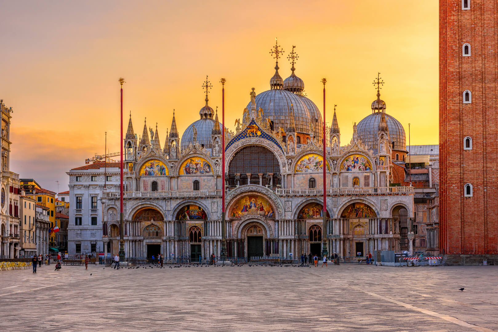 Vue de la basilique de Saint-Marc et de la place Saint-Marc à Venise, en Italie. Architecture et monuments de Venise. Paysage urbain de Venise au lever du soleil.