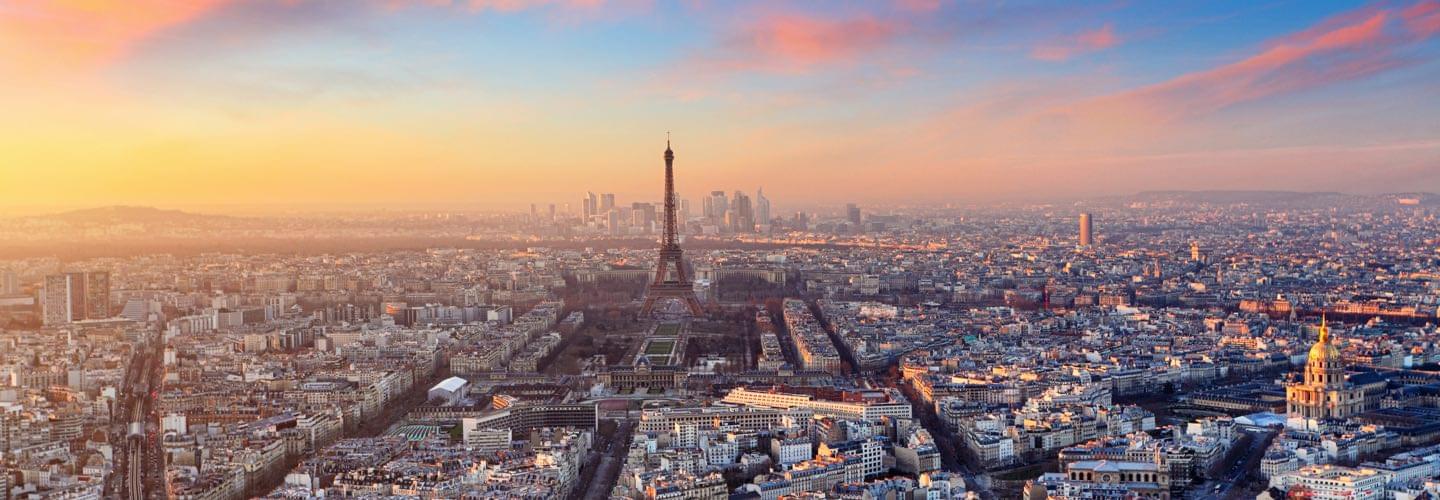 Skyline von Paris mit Tour Eiffel und Champs de Mars und Invalides und La Défense