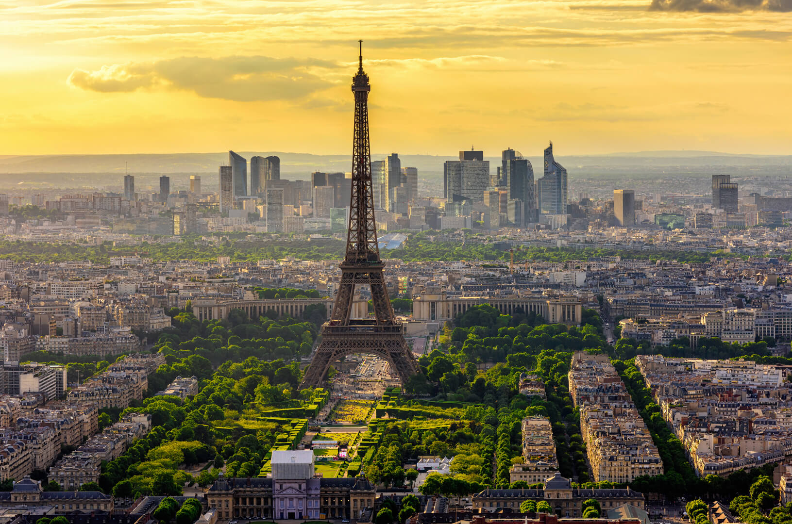 Skyline de Paris avec la Tour Eiffel au coucher du soleil à Paris, France. La Tour Eiffel est l'un des monuments les plus emblématiques de Paris.