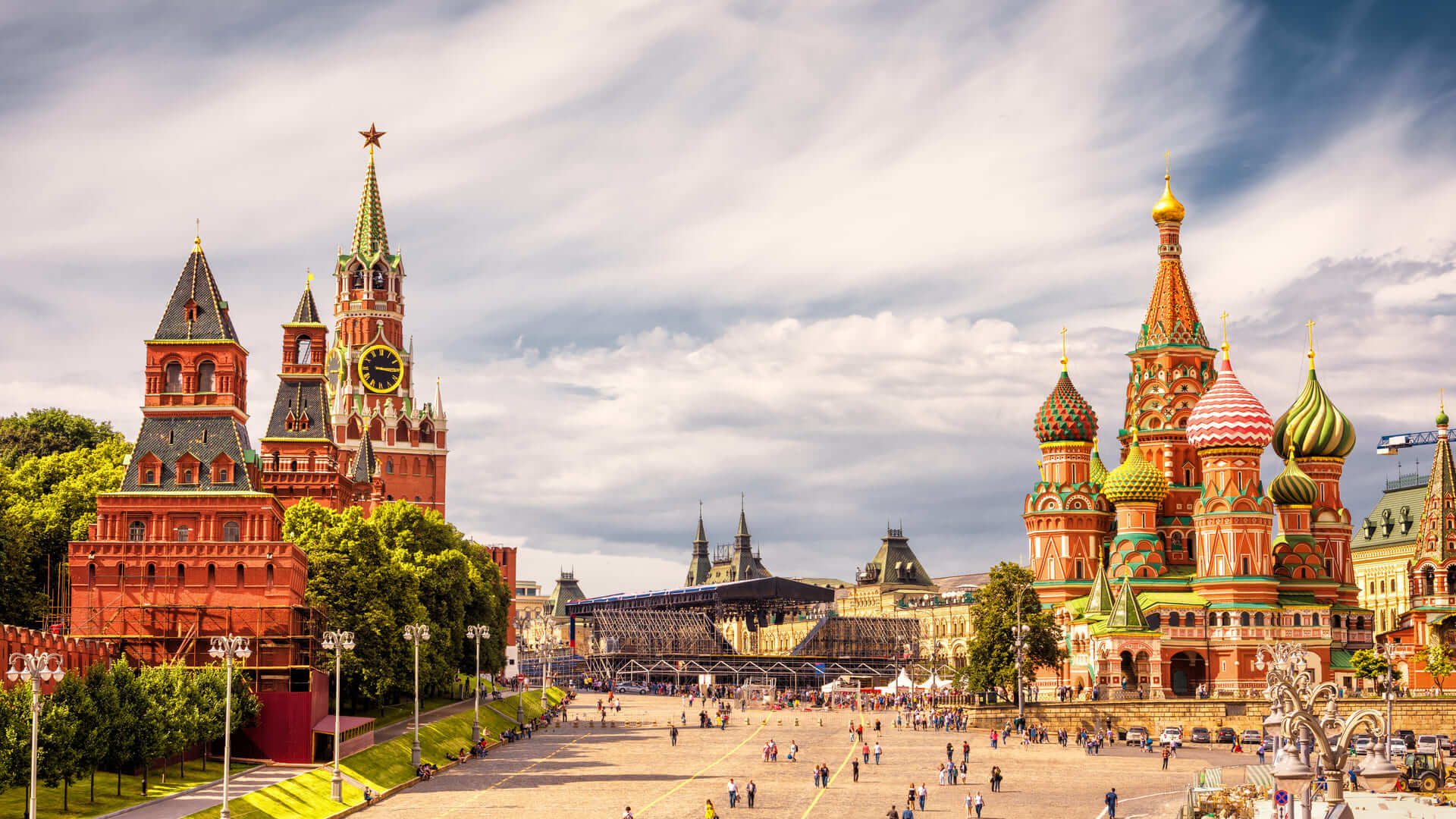 Kremlin de Moscou et de la cathédrale Saint-Basile sur la Place Rouge, Moscou, Russie. L'ancien Kremlin de Moscou est la principale attraction touristique de la ville. Belle vue panoramique sur le coeur de Moscou par beau temps.