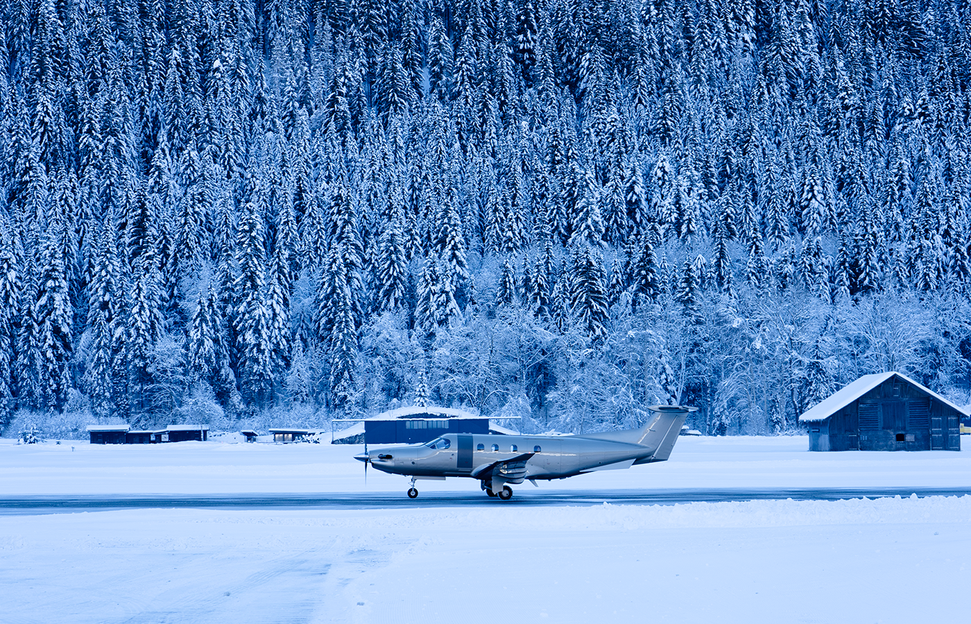 pilatus-12-runway-gstaad-saanen-airport-private-jet