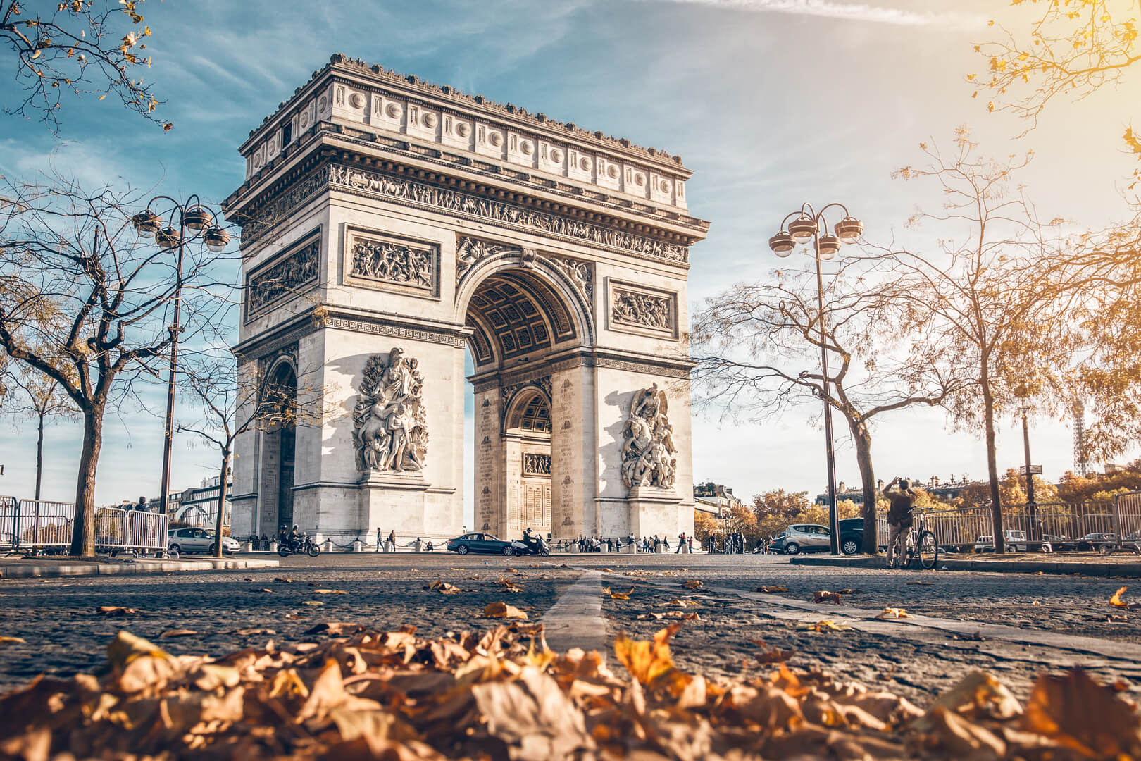 Триумфальная арка, расположенная в Париже, в осеннем пейзаже.