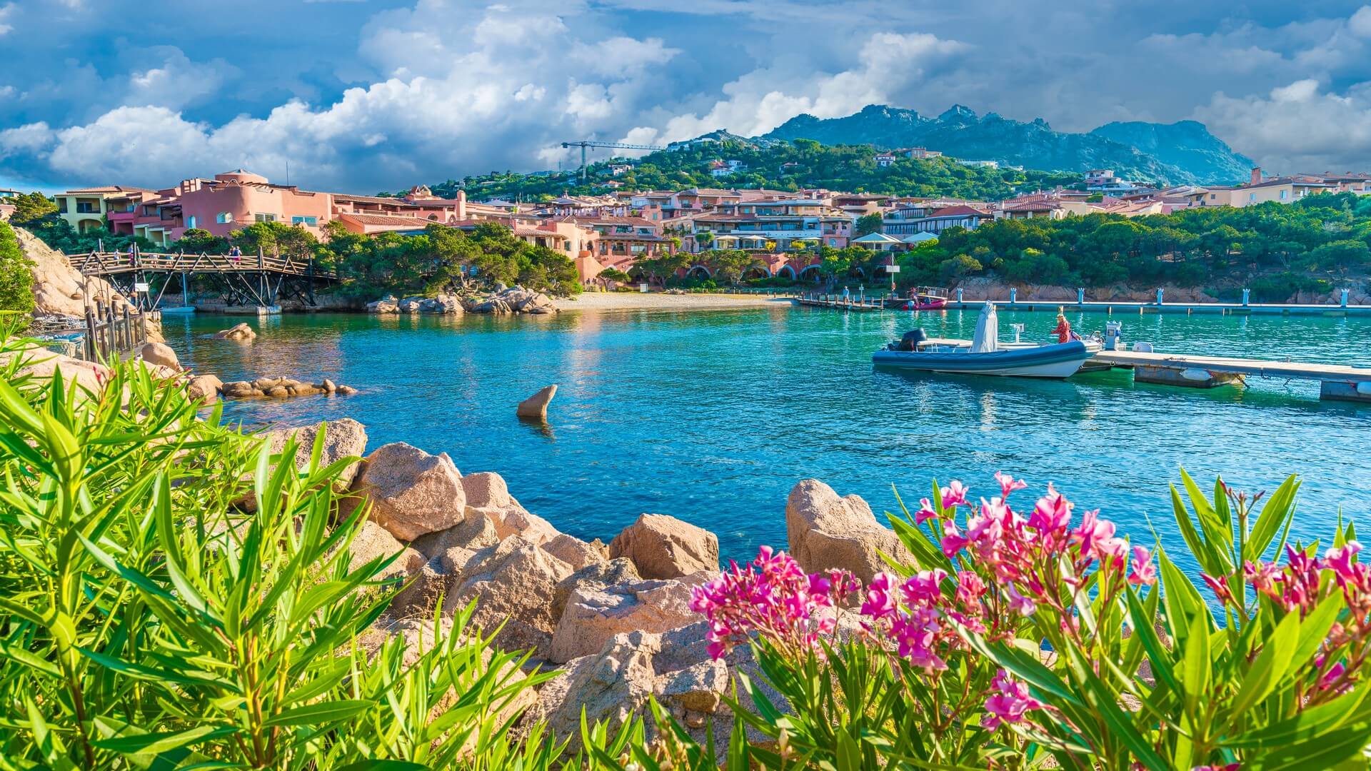 Вид на гавань и деревню Порто Черво, регион Ольбия Темпио, остров Сардиния, Италия