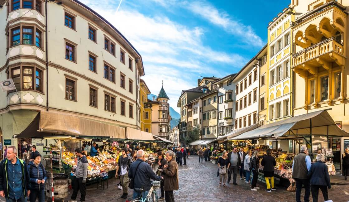 Les gens font du shopping sur une célèbre place du marché de la vieille ville le 19 octobre 2018 à Bolzano en Italie