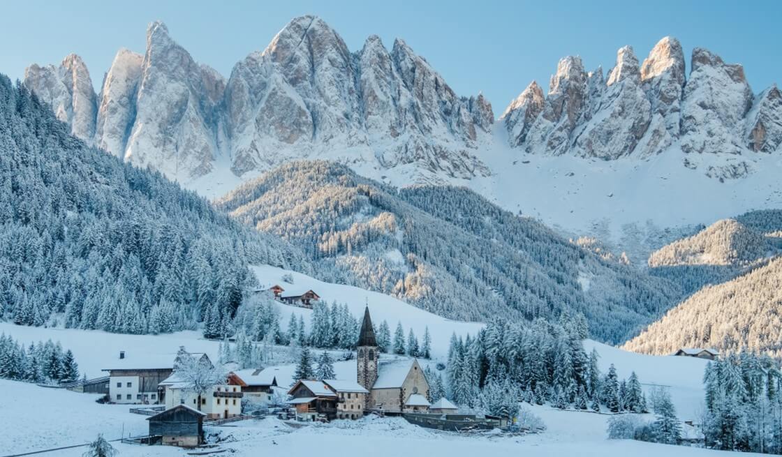 Le petit village Val di Funes couvert de neige, avec les montagnes des Dolomites, Tyrol du Sud, Italie.
