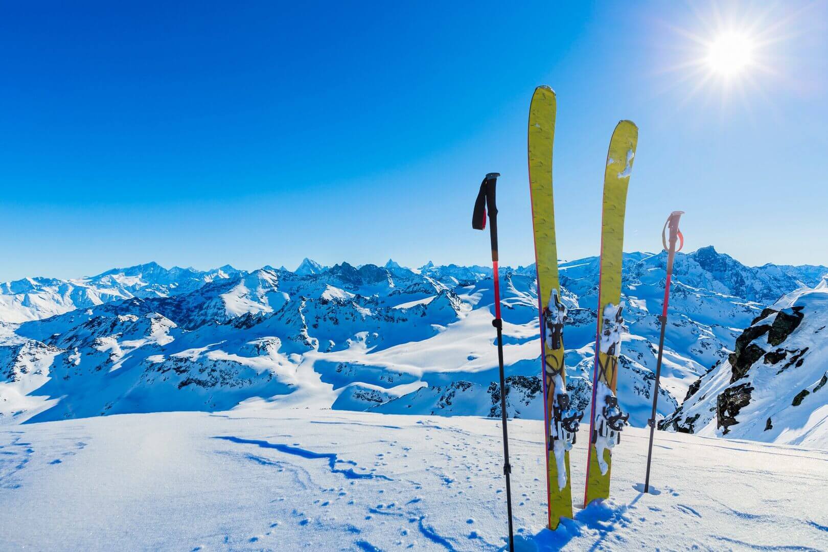 Ski en hiver, montagnes et équipements de ski de randonnée dans l'arrière-pays au sommet des montagnes enneigées par beau temps, Verbier Suisse.
