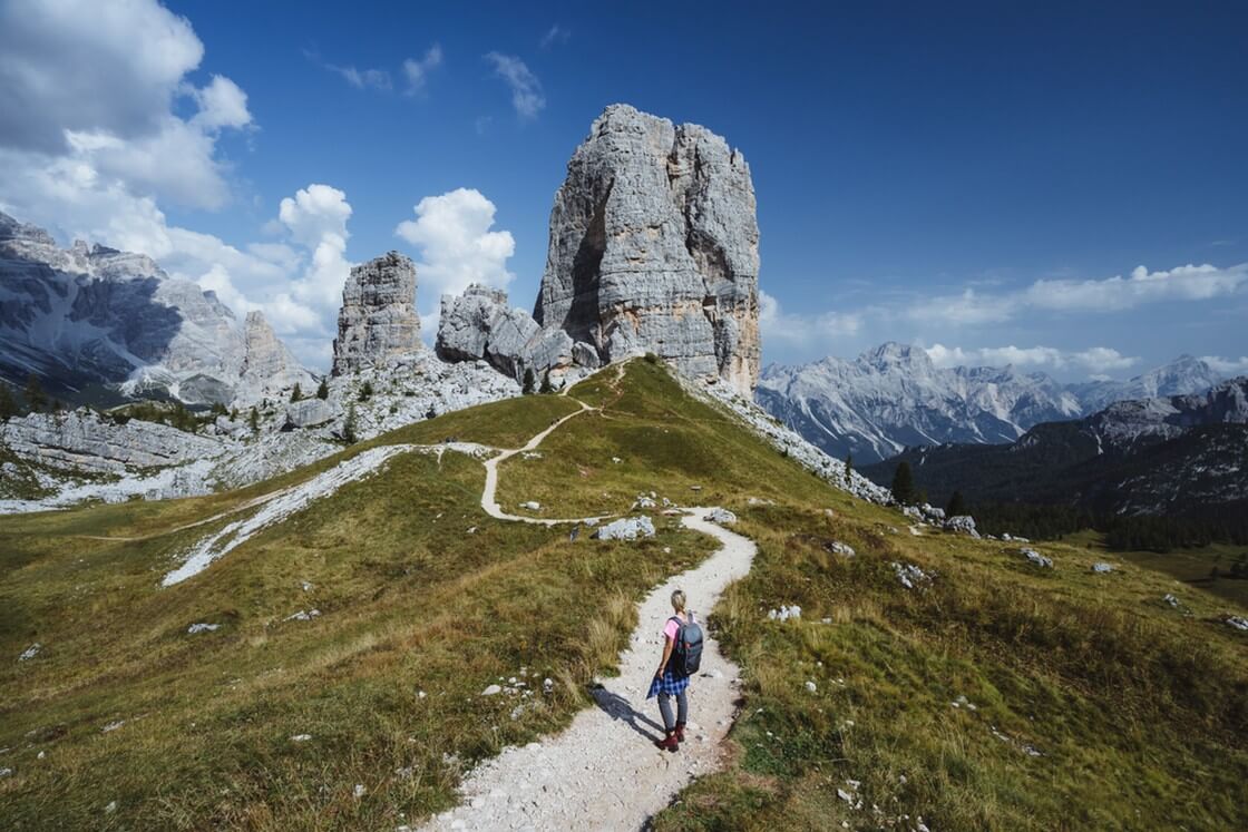Wanderer mit Rucksack erkunden die Berge der Cinque Torri in den Dolomiten, Italien