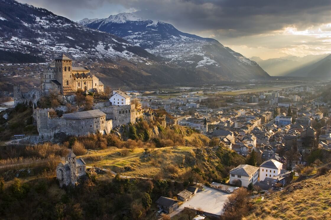 Le château médiéval de Valère et la ville de Sion (Suisse)