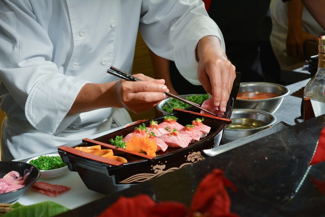 Chefkoch, der Kobe-Sushi auf dem Boot macht, japanisches Wagyu-Rind-Sushi