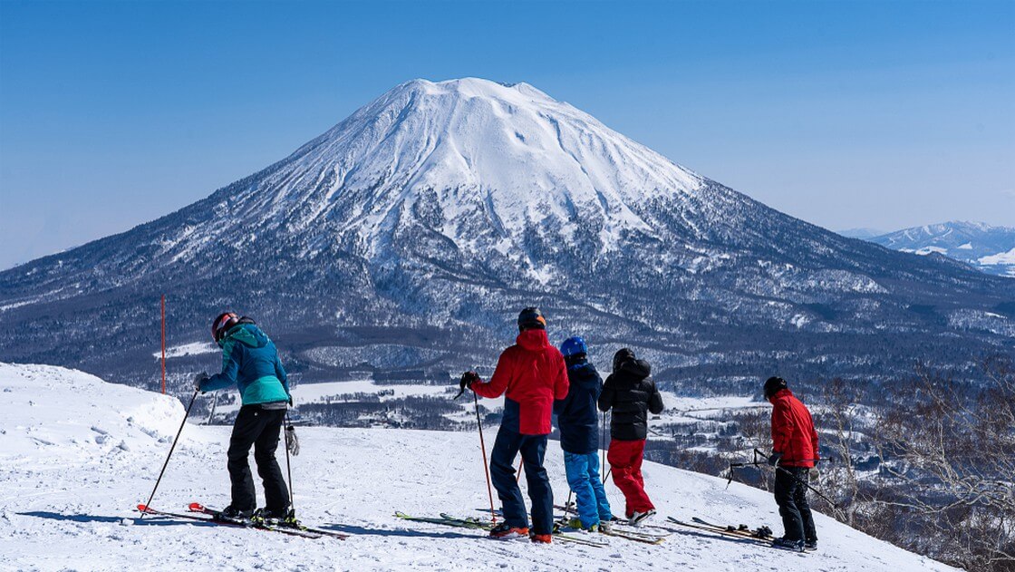Ski de groupe sur la montagne enneigée à niseko