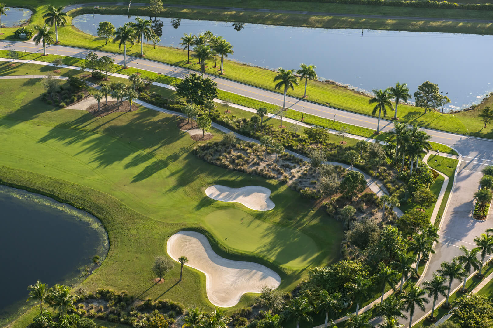 Vue aérienne d'un terrain de golf dans le comté de Palm Beach, en Floride, aux États-Unis.