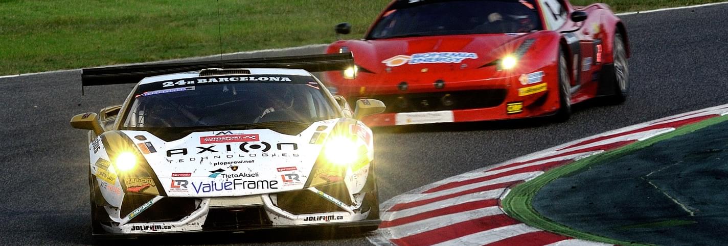 Deux voitures de courses phares allumés durant les 24 heures du Mans