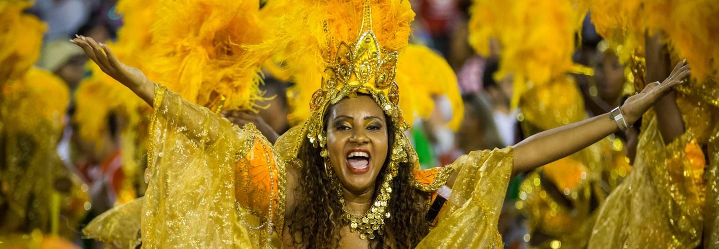 Femme brésilienne avec coiffe de plumes dorée lors du carnaval de Rio de Janeiro