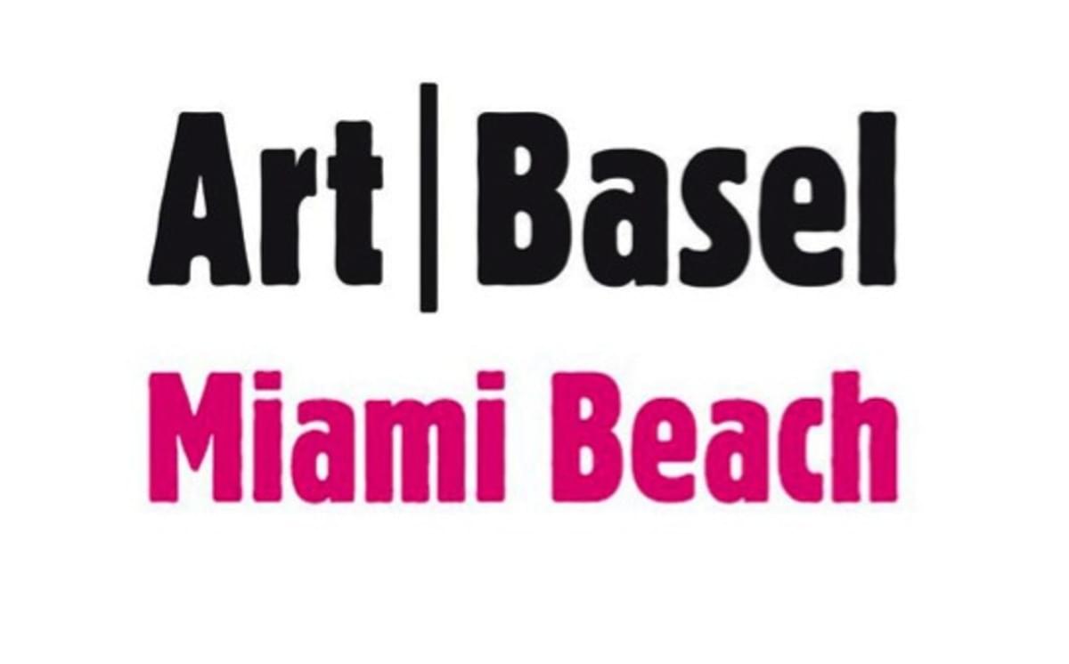 Logo de Art Basel Miami Beach en lettres noires et roses sur un fond blanc