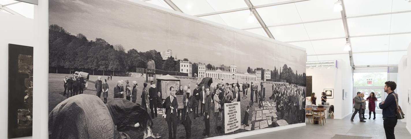 Homme regardant une photographie noir et blanc immense au Frieze Art Fair de New York
