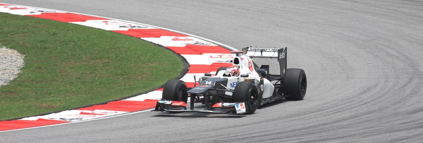 Black and white racing car in a turn during the Japenese Formula 1 Grand Prix