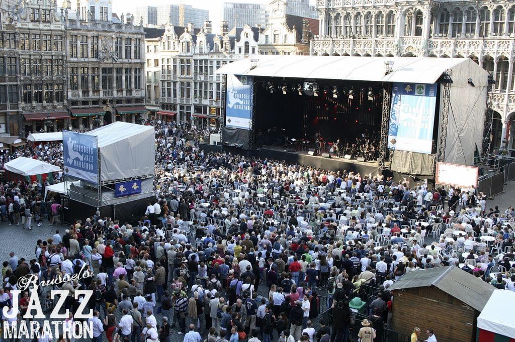 A crowd attending the Brussels Jazz Marathon in Grand Place by daylight