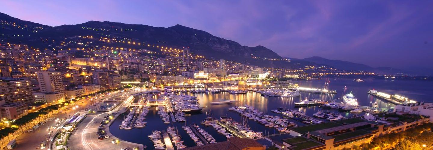 Bateaux amarrés au Port Hercule de nuit lors du Monaco Yacht Show
