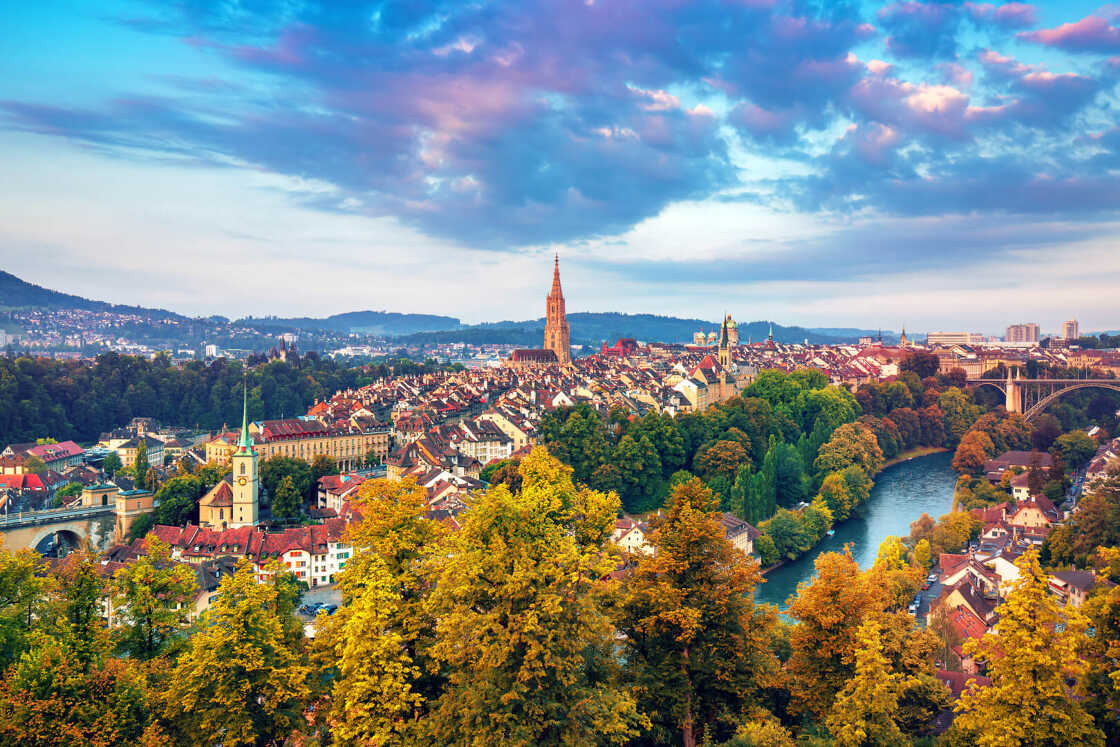 Morgen Blick auf die Altstadt von Bern Stadt bei Sonnenaufgang, Hauptstadt der Schweiz