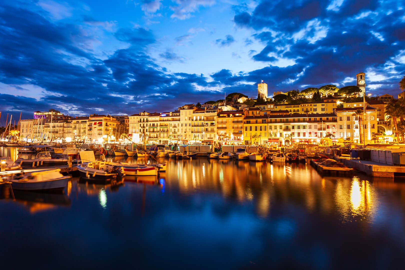 Vista panoramica aerea del porto di Cannes di notte. Cannes è una città situata sulla Riviera francese o Costa Azzurra nel sud della Francia.