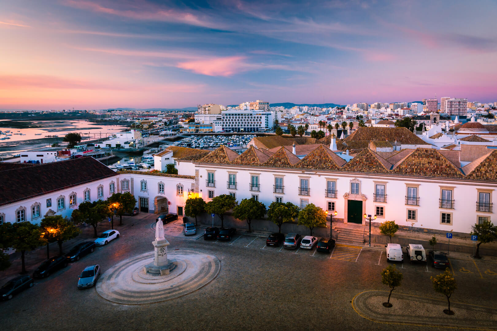 Bella vista del tramonto sulla città di Faro in Portogallo. Cattedrale in primo piano