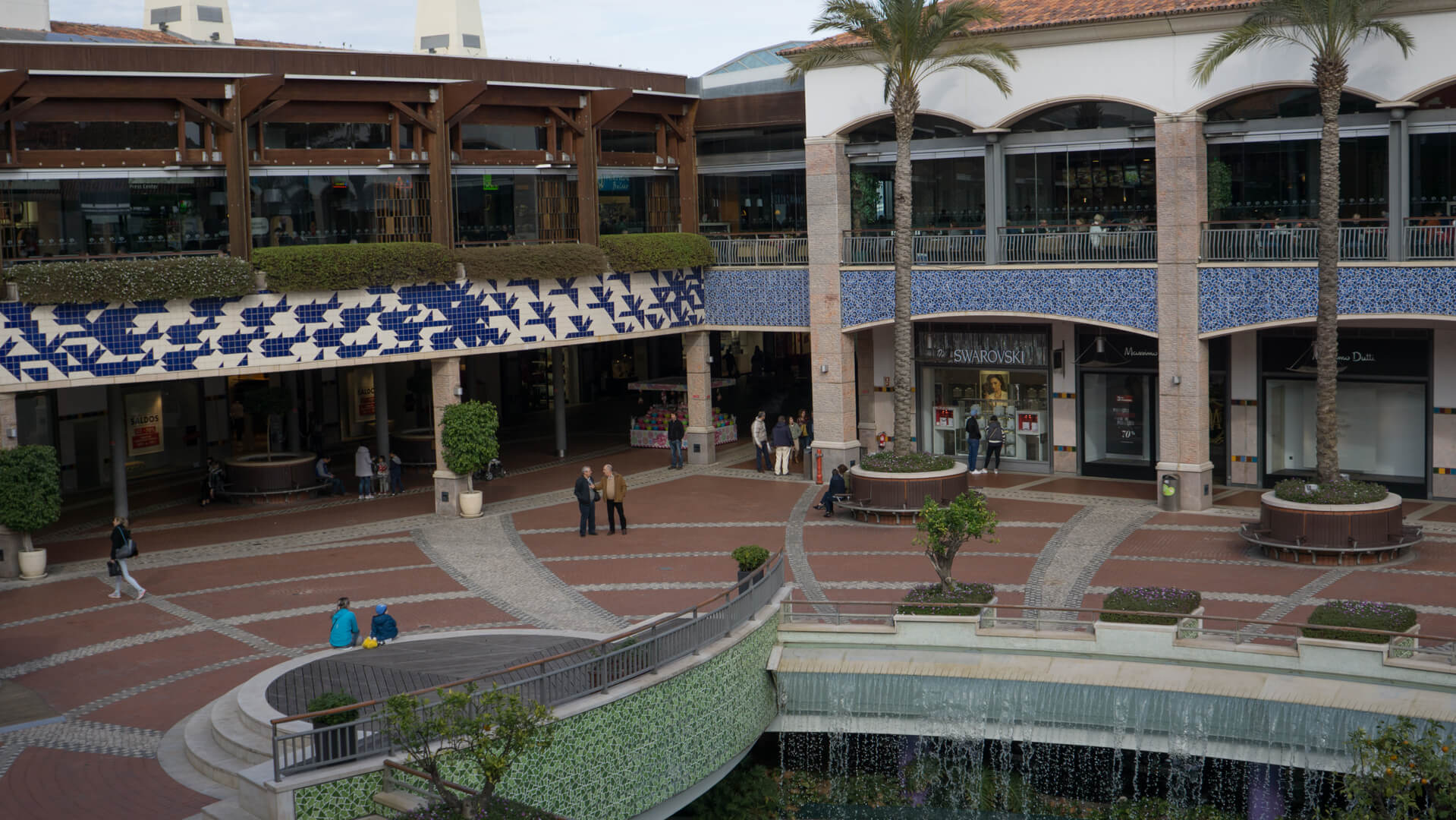 Quartiere commerciale Forum Algarve a Faro, regione dell'Algarve, Portogallo. Si tratta di una zona pedonale per lo shopping a Faro con molti negozi e ristoranti
