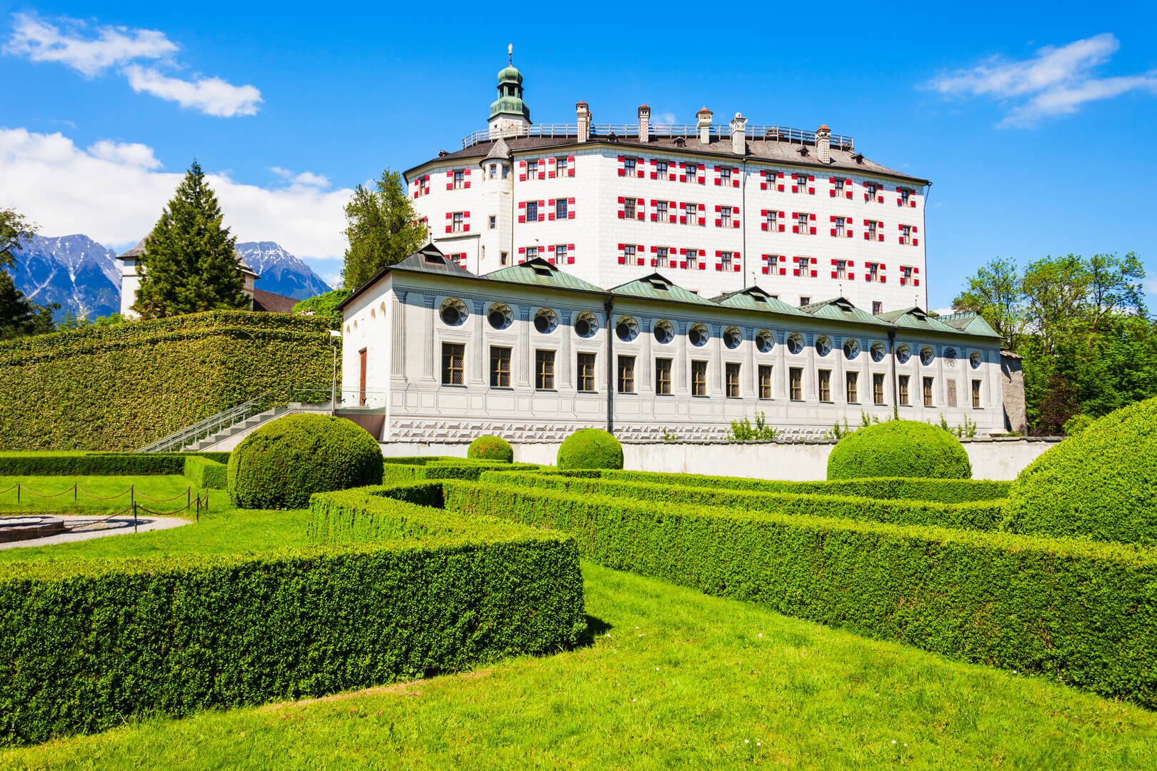 Замок Амбрас или Schloss Ambras Innsbruck - это замок и дворец, расположенный в Инсбруке, столице Тироля, Австрия