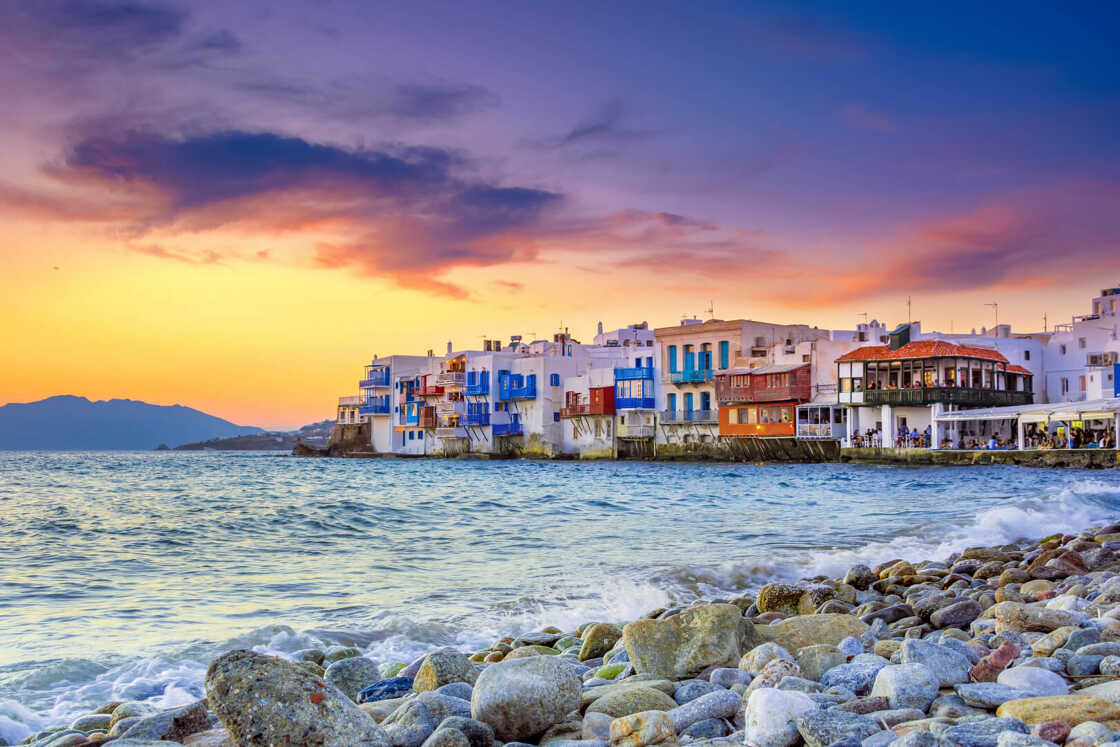 Blick auf die berühmte malerische Klein-Venedig-Bucht von Mykonos-Stadt auf der Insel Mykonos in Griechenland

