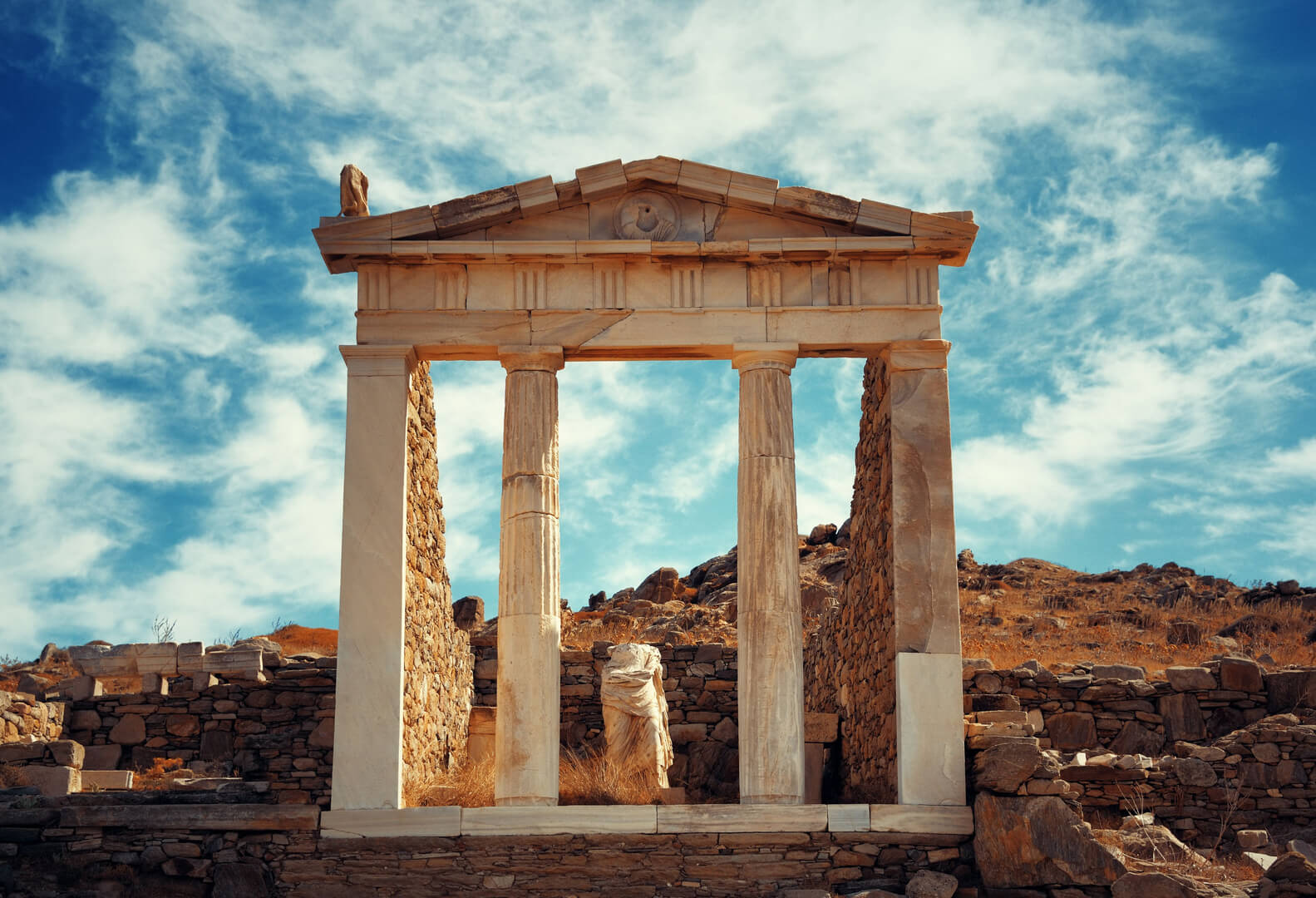 Tempio in rovine storiche nell'isola di Delos vicino a Mikonos, Grecia.
