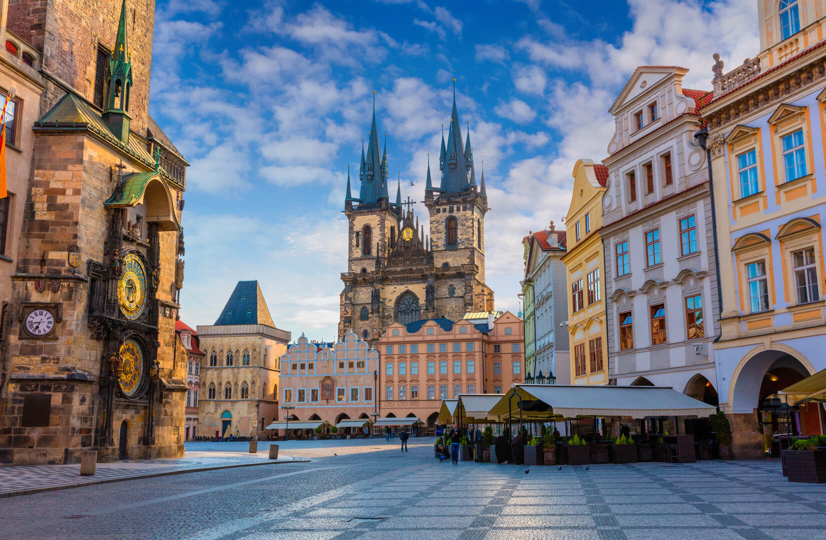Весеннее утро на Староместской площади с Тынской церковью. Солнечный городской пейзаж в столице Чехии - Праге, Европа. Пост-обработанная фотография в художественном стиле