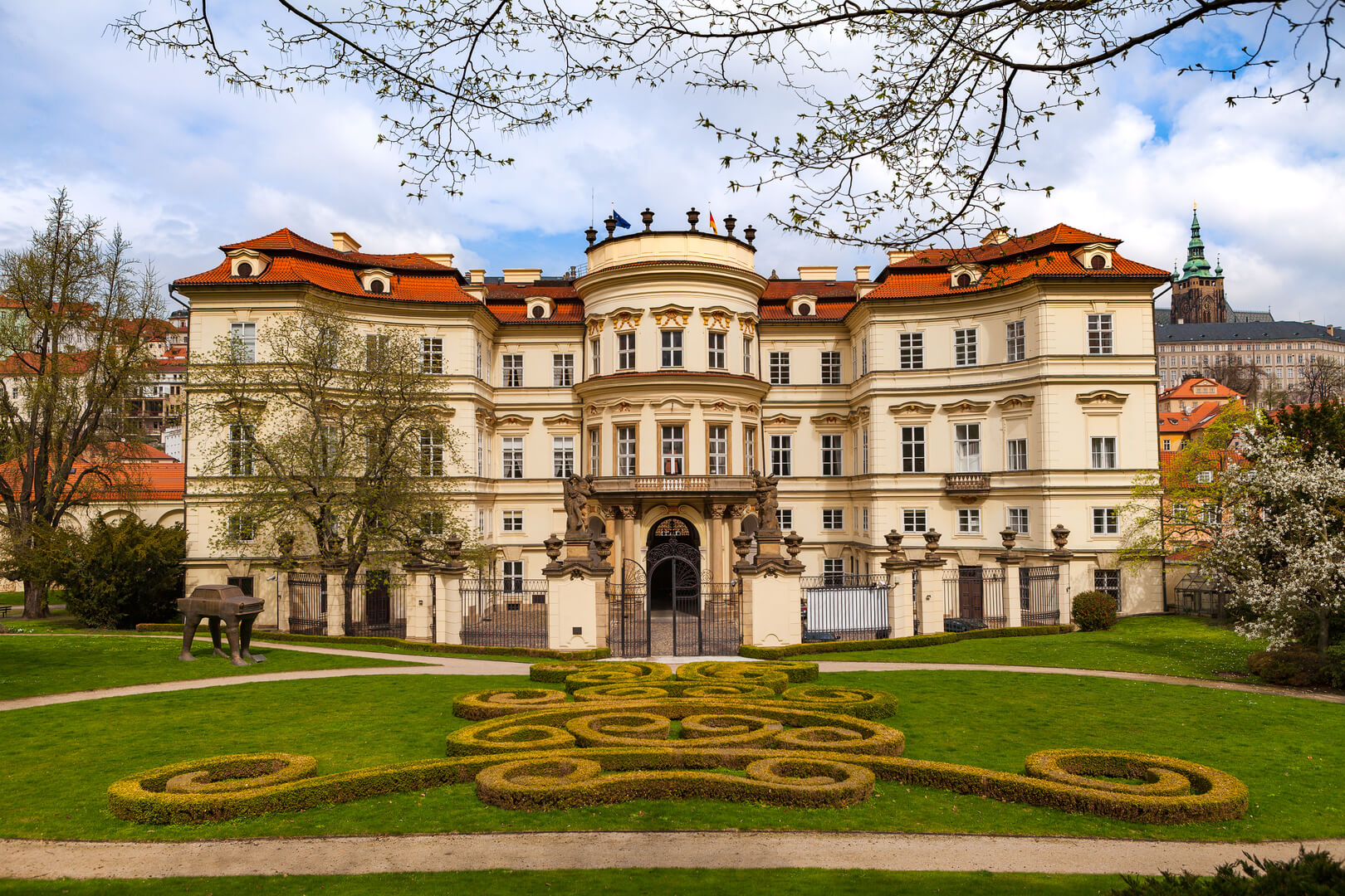 Дворец Лобковича и задний двор с прекрасным садоводством. Также немецкое посольство