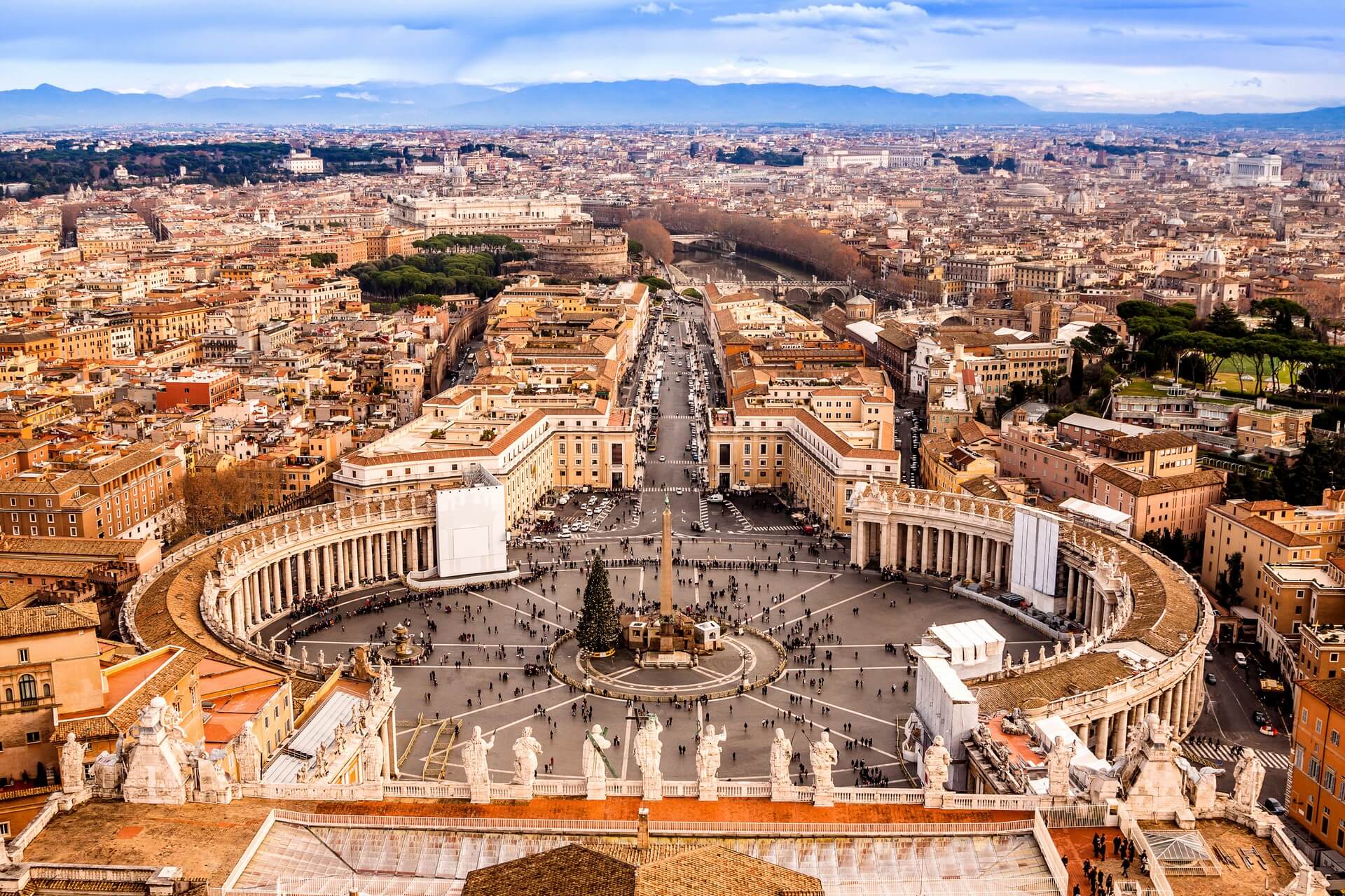 Roma, Italia. Famosa Piazza San Pietro in Vaticano e vista aerea della città.