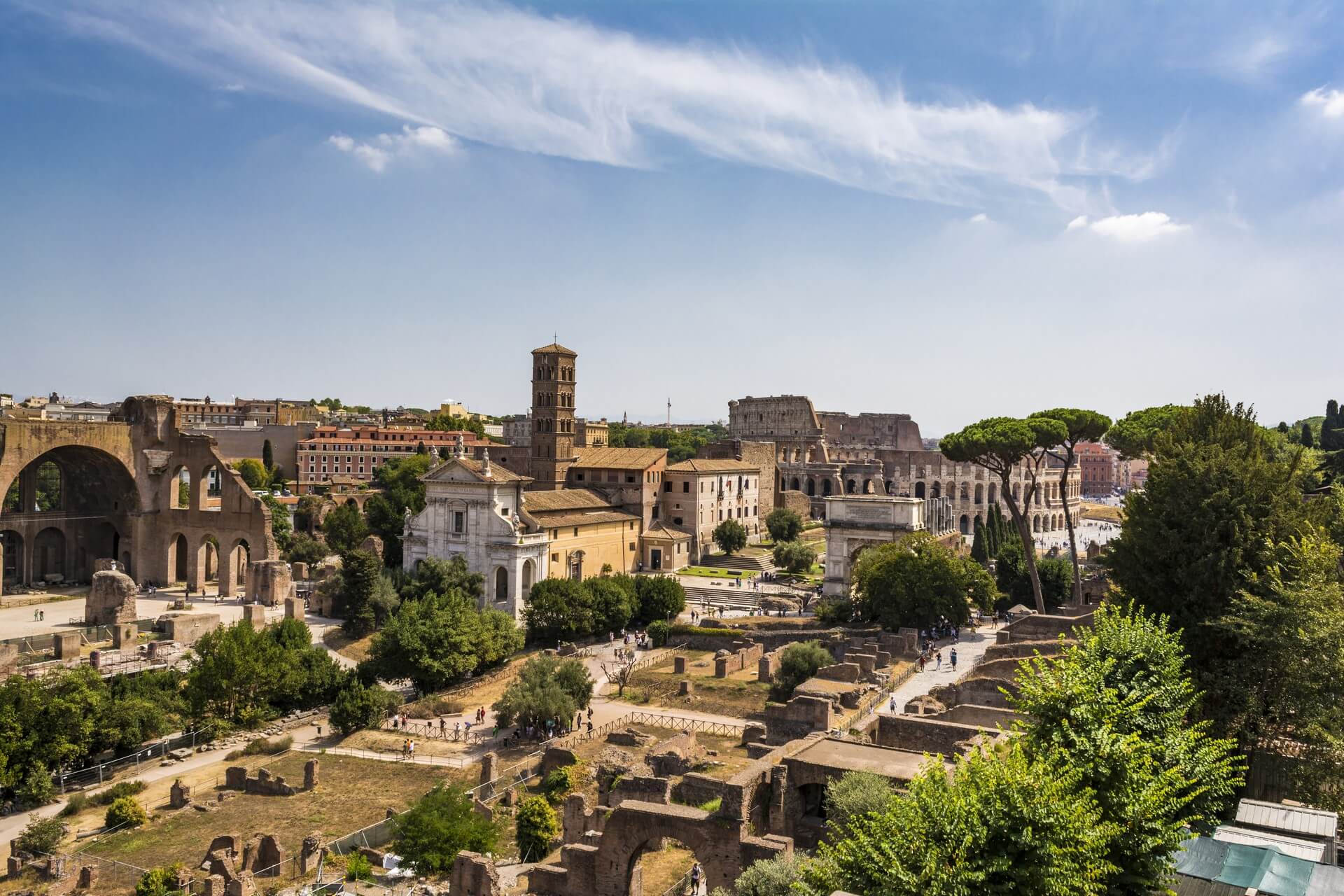 Vista panoramica del Colosseo (Colosseo) e del Foro Romano dal colle Palantino, Roma, Italia. Il Foro Romano è una delle principali attrazioni turistiche di Roma.