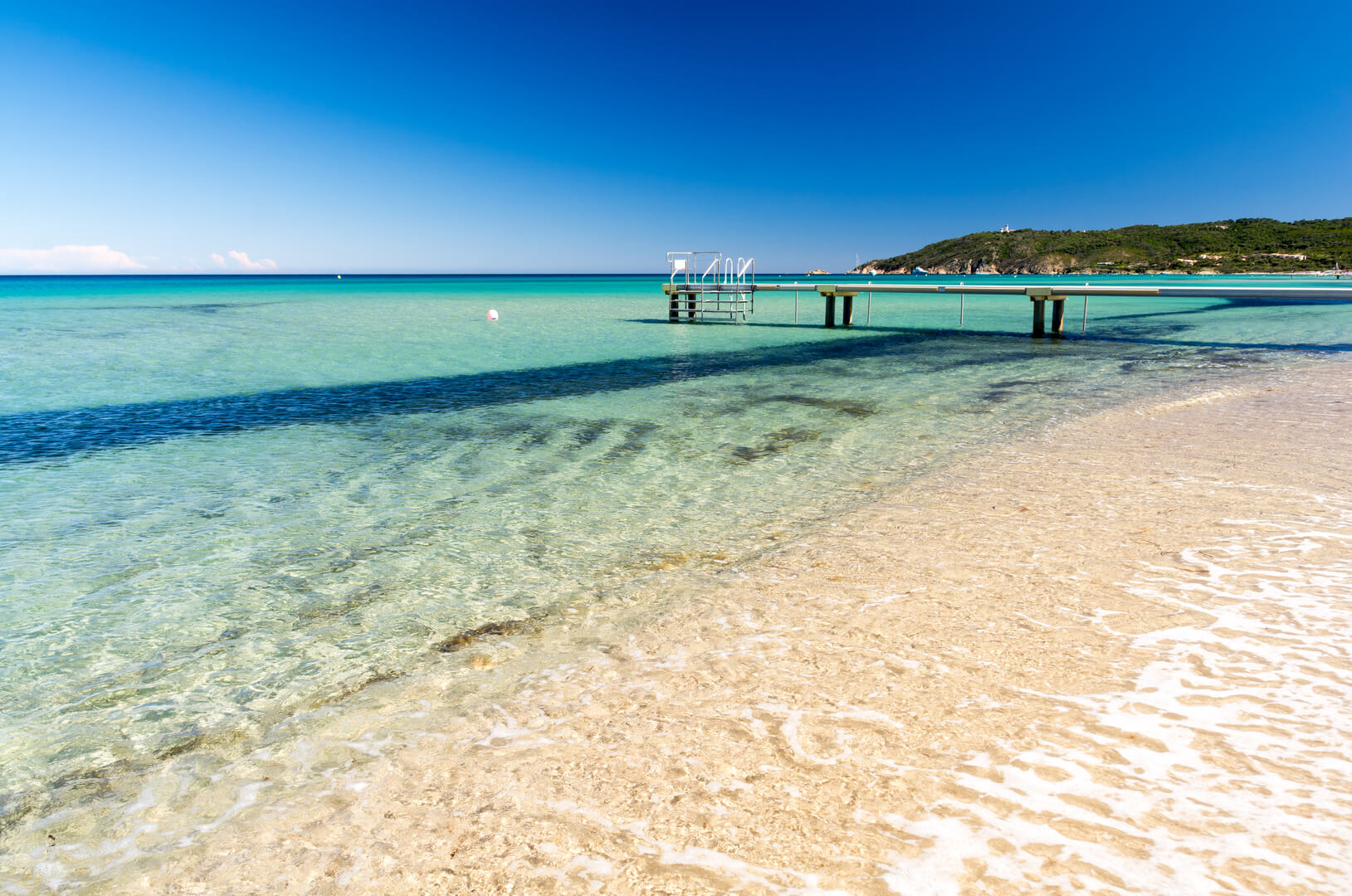 acqua cristallina sulla spiaggia di Pampelonne vicino a Saint Tropez nel sud della Francia
