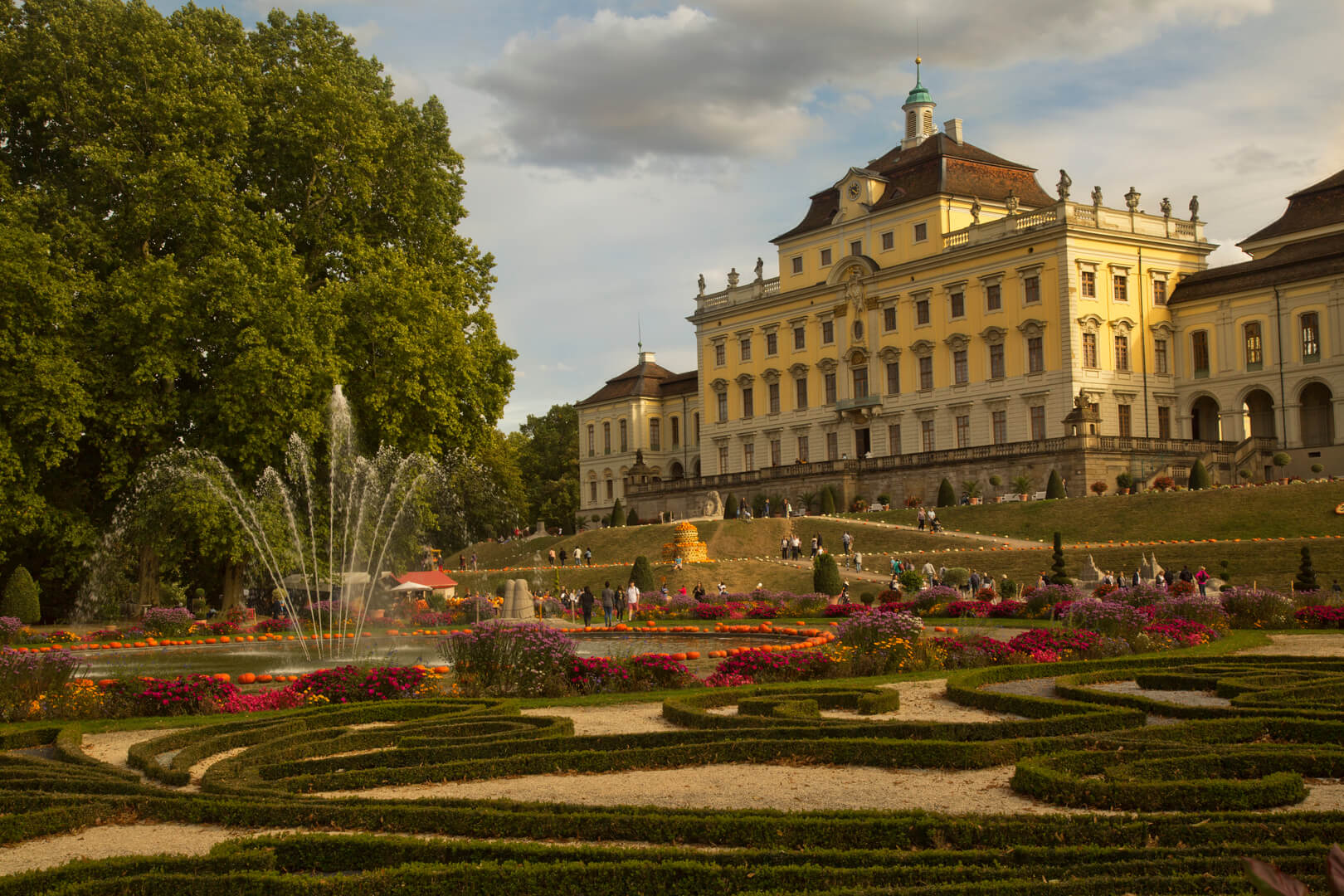 Дворец и сады Людвигсбурга "Цветущее барокко" в Людвигсбурге, Германия
