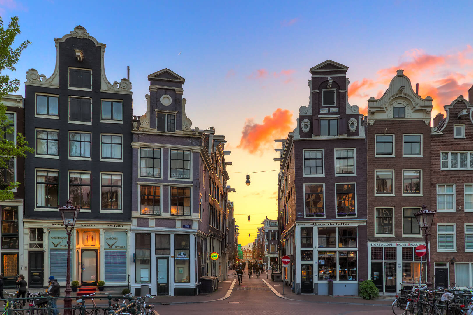 Красивый закат на одной из девяти маленьких улочек, популярного туристического места в Амстердаме, Нидерланды