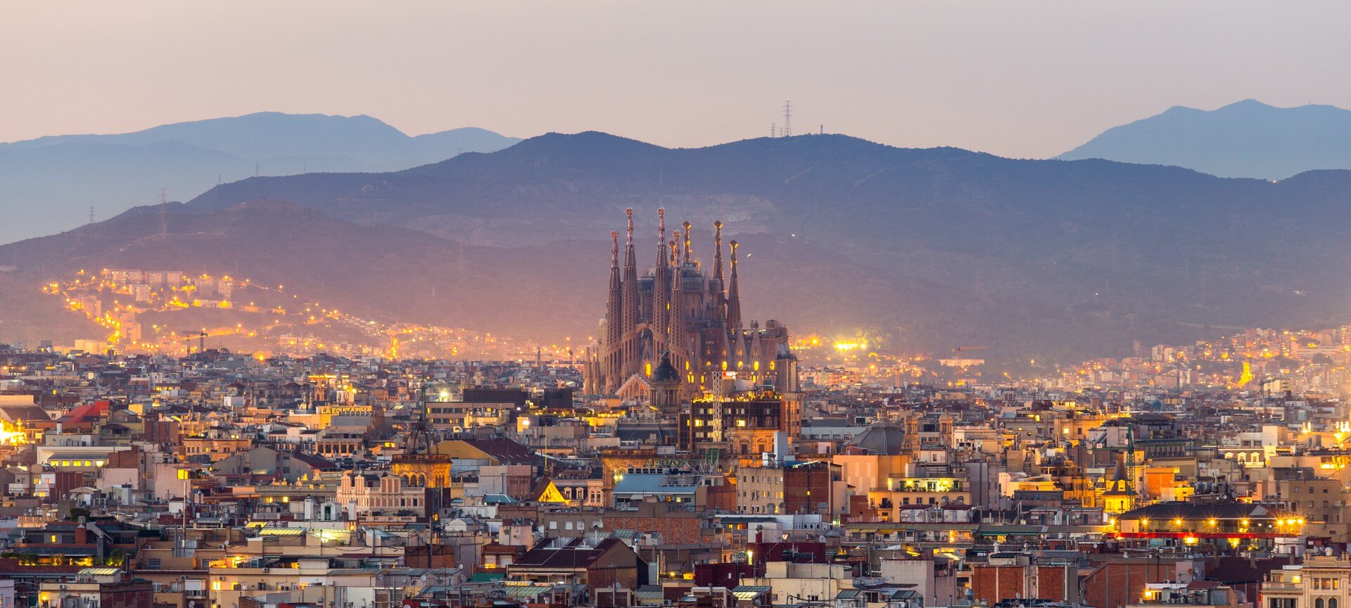 Vista panoramica aerea dello skyline della città di Barcellona e della Sagrada familia al tramonto, Spagna