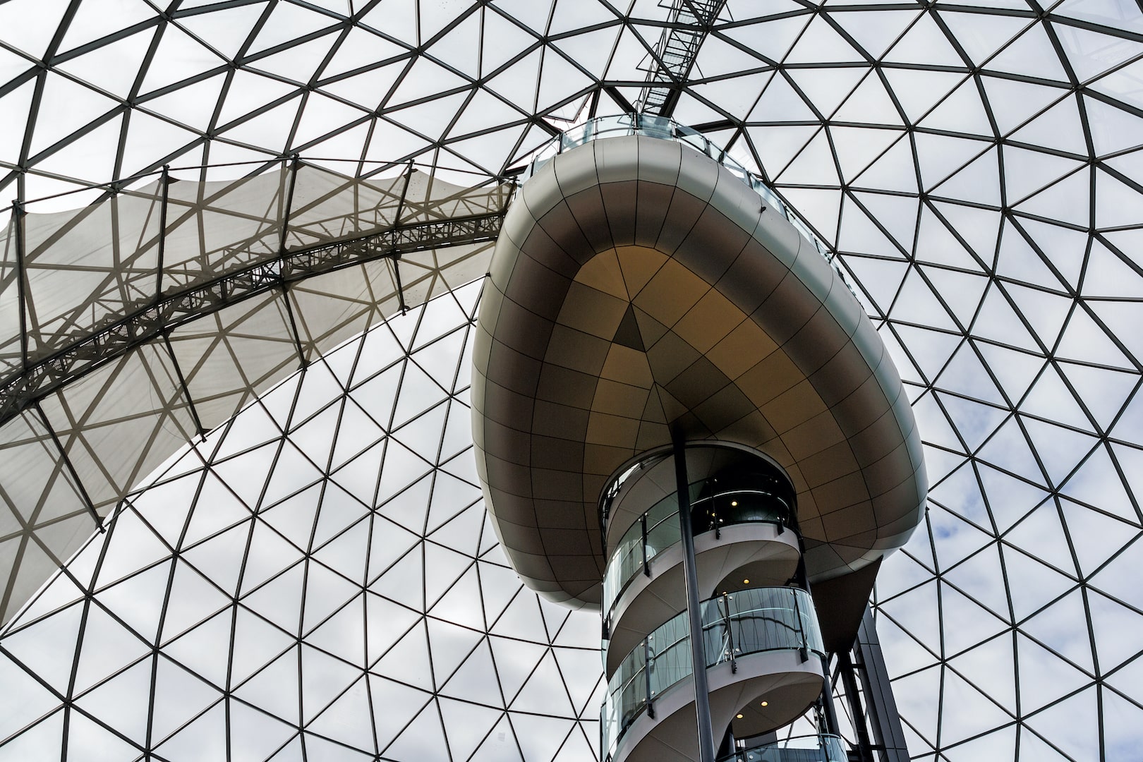 Конструкция из стекла и стали купола торгового центра Victoria Square в центре Белфаста - одного из крупнейших торговых центров в городе