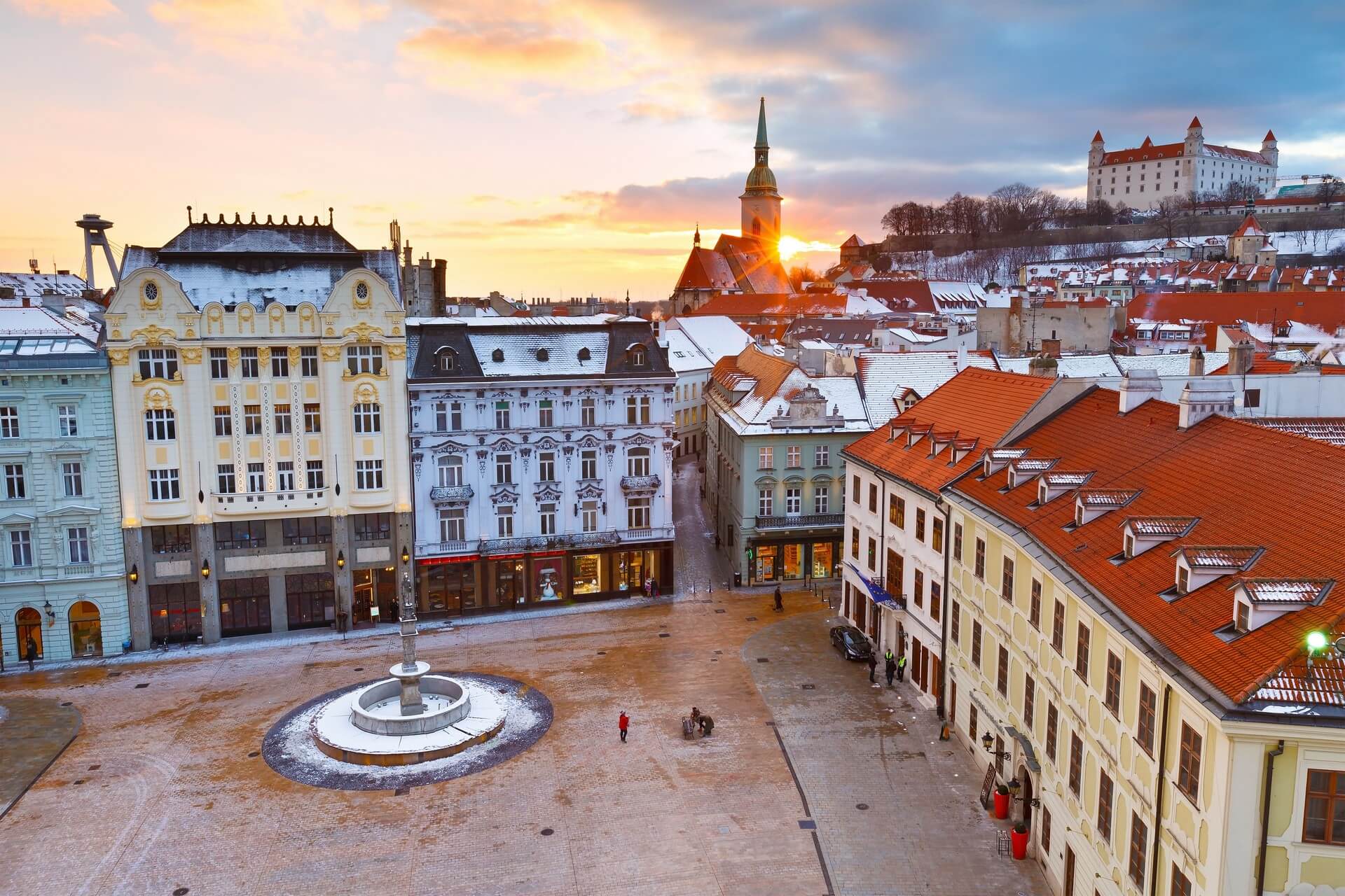 Vista della piazza principale e della città vecchia dalla torre del municipio, Bratislava, Slovacchia.
