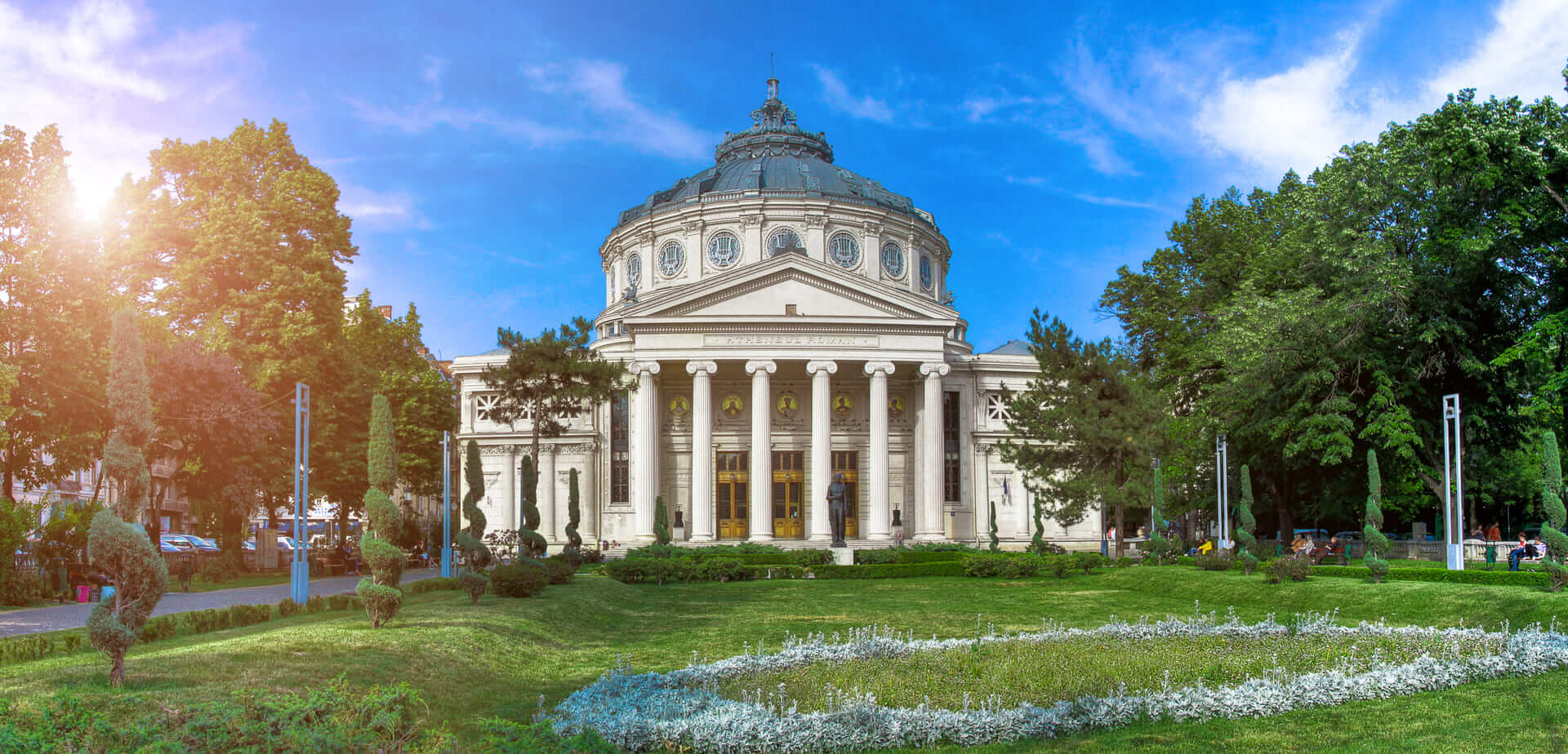 Panorama dell'Ateneo rumeno George Enescu (Ateneul Roman) a Bucarest, Romania. La più prestigiosa sala da concerto e uno degli edifici più belli della città. il famoso punto di riferimento
