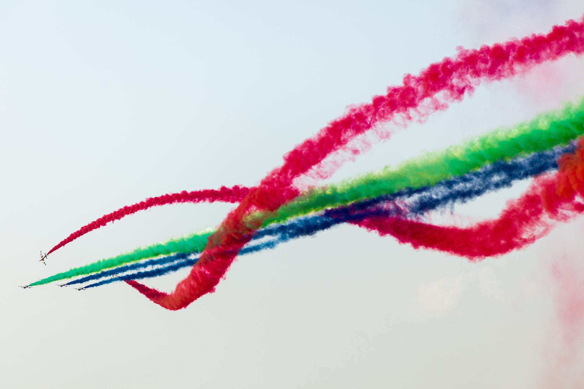 L'équipe d'Al Fursan montre ses étonnantes compétences avec des cigarettes colorées au salon aéronautique de Dubaï.