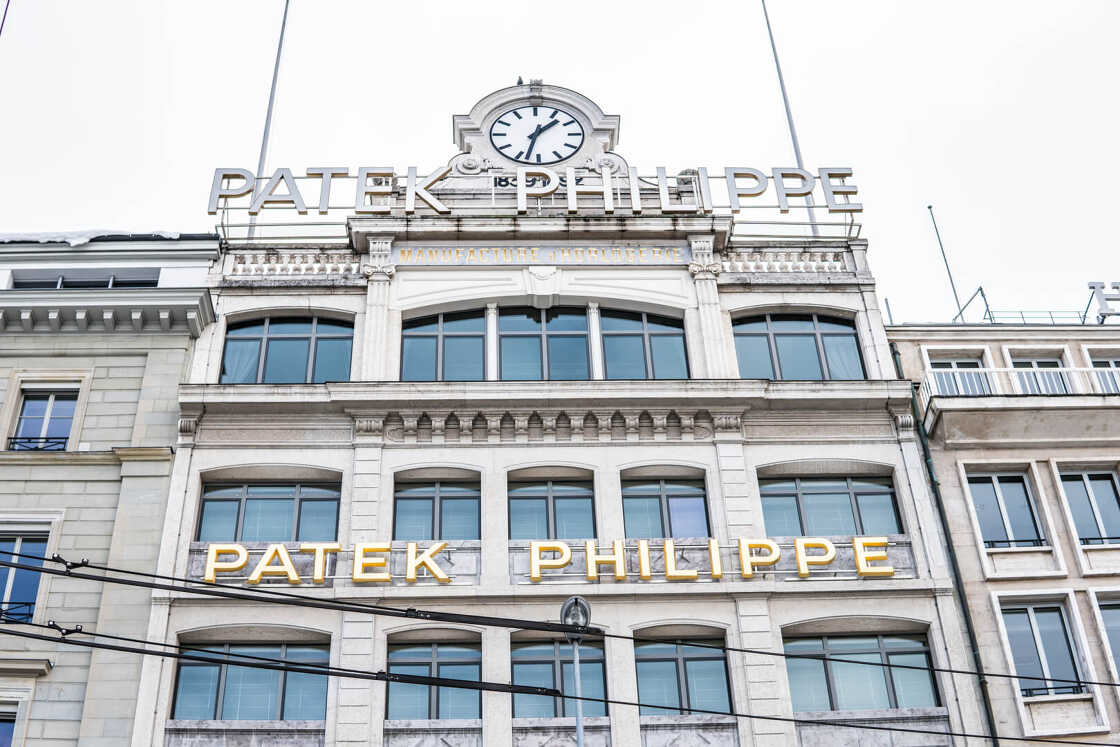 Genève, Suisse, 05 mars 2018, vitrine de Patek Philippe avec des montres mécaniques à la mode. Patek Philippe est un fabricant de montres suisse fondé en 1851. conçoit et fabrique des garde-temps.