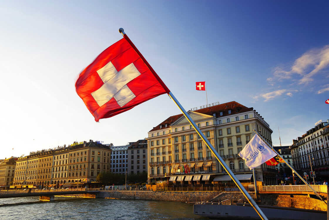 Drapeau du canton de Genève et drapeau de la Suisse au centre de la ville de Genève sur le Pont du Mont Blanc sur le lac Léman.