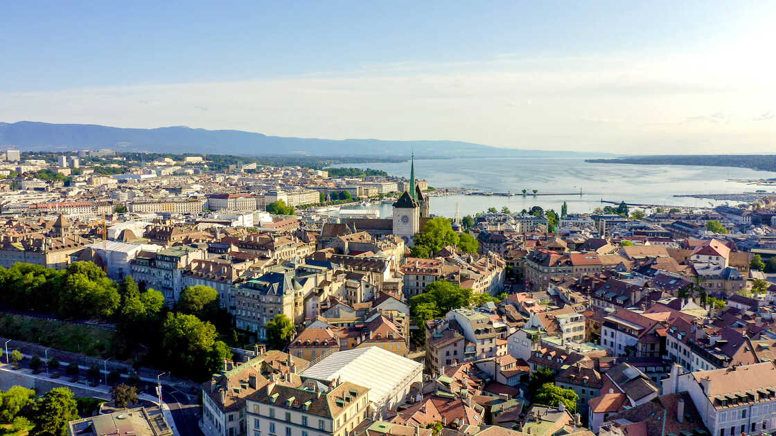 Genève, Suisse. Vol au-dessus de la ville. Cathédrale de Genève, vue aérienne